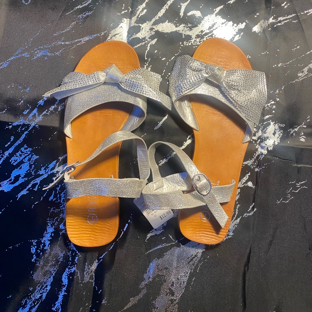 silver metallic sandals ❕ SIZE 7 {NEVER BEEN WORN TAG STILL ATTACHED . } <3 .